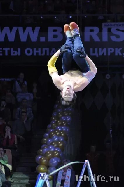 Прыжковая цирковая акробатика. Сальто-мортале в цирке. Цирковое сальто. Акробаты на подкидных досках. Акробатика в цирке.