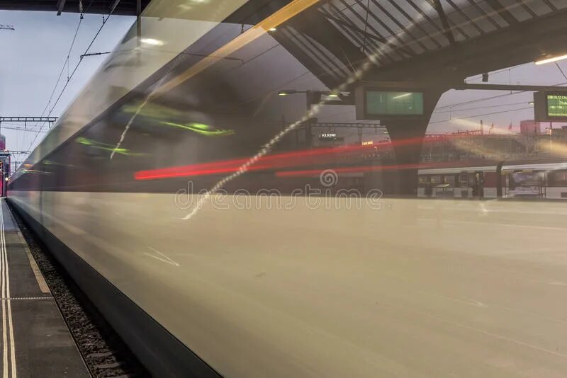 Куда движется поезд. Куда движется поезд. Куда движется поезд. Перрон метро. Скорость поездов в метро спб.