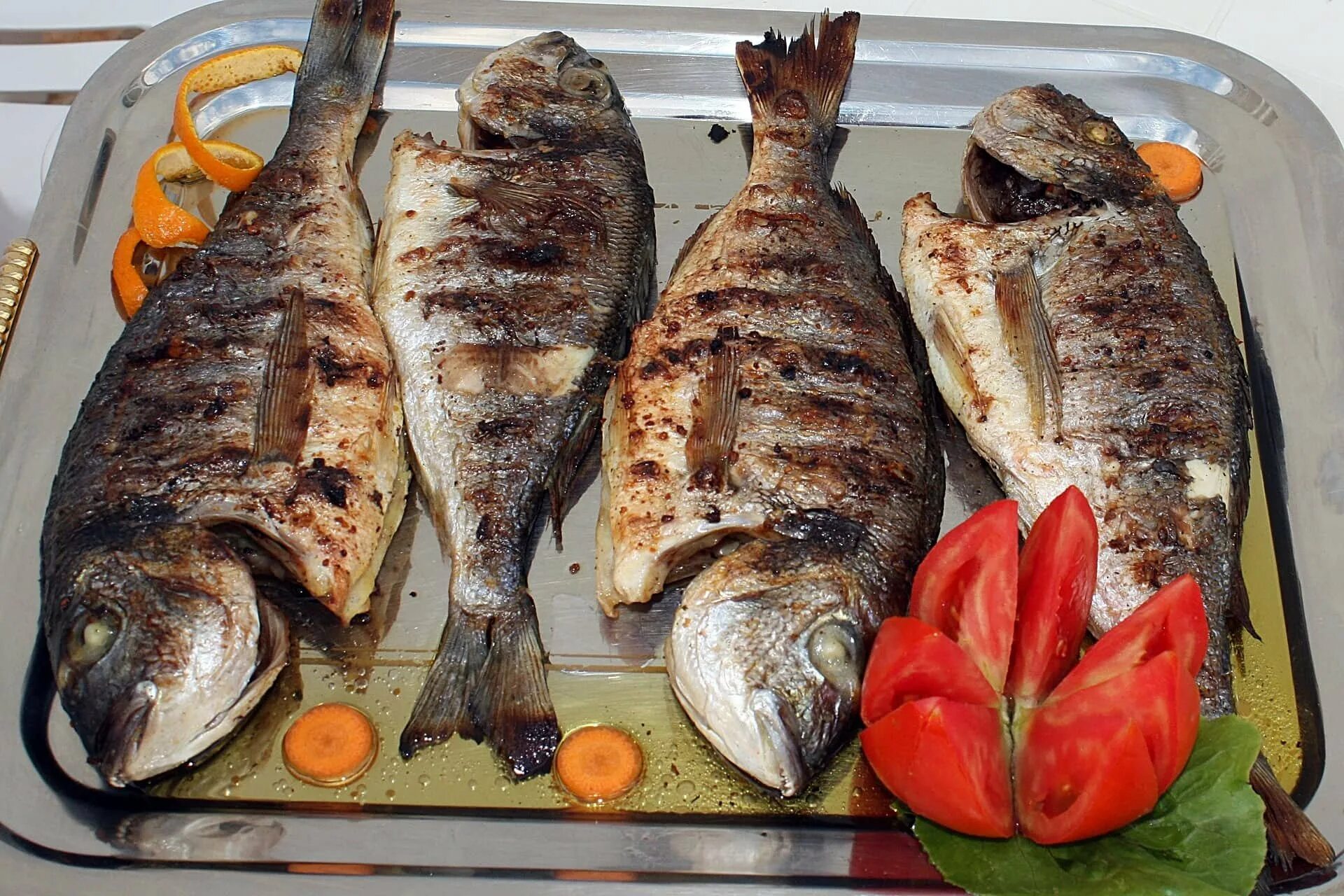 Сколько жарить рыбу на гриле. Чупра рыба в Турции. Рыба жареная. Жареная рыбка. Жареная морская рыба.