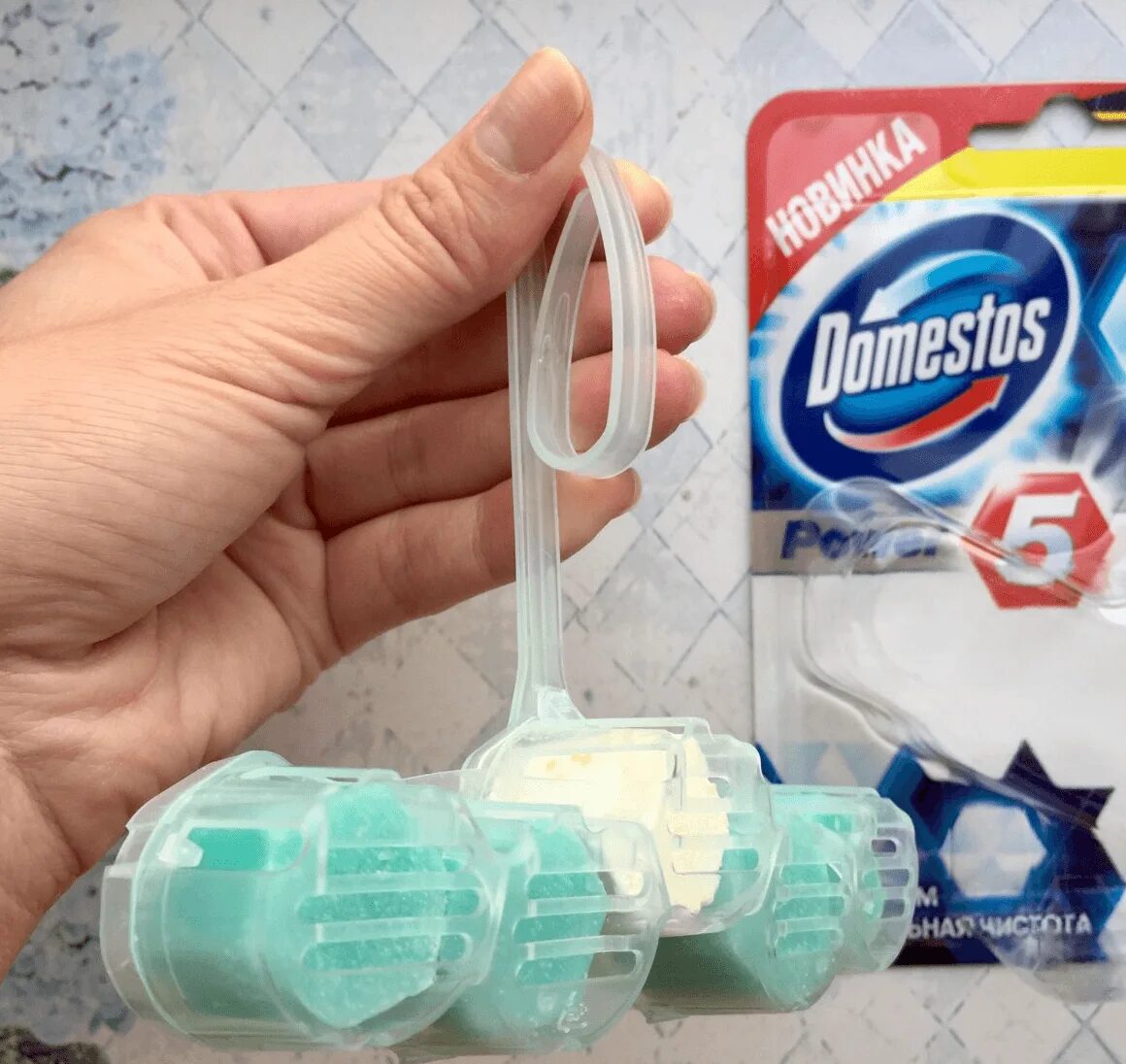 Держатель для сменного блока в унитаз. Лайфхак для унитаза с блоками. Освежитель на ободок унитаза. Гелевые шарики для туалета. Блоки для унитаза и освежители воздуха.