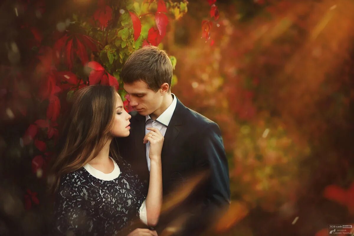 осенняя нежность. осень расставание. осенняя лав стори. а любовь цвета в осень. осень влюбленные.