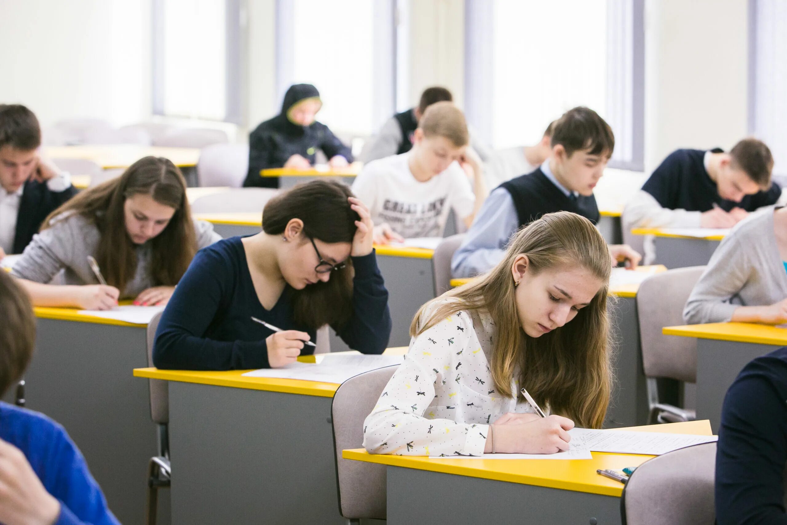 Студент образовательного учреждения высшего. Экзамен в вузе. учащиеся студенты. ученики колледжа. образование.