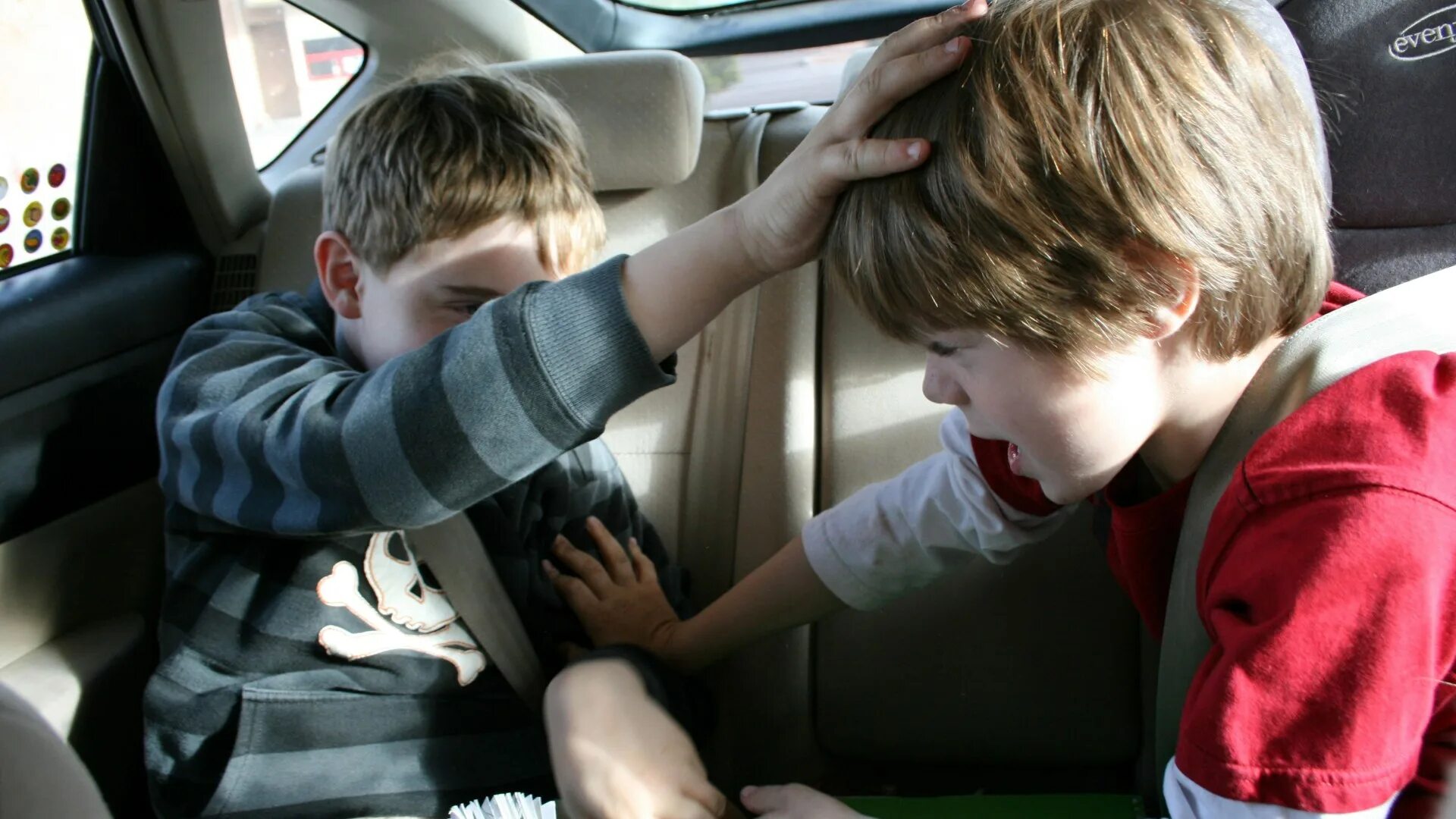 Children in the back Seat of the car. Ребенок erect. Freewebs мальчик. Boy touching