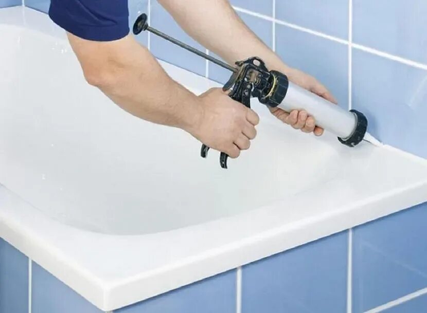 Силикон для швов в ванной. Силиконом ванную. Силикон для швов в ванной. Герметик для швов плитки в ванной. Стык ванны и плитки герметиком.