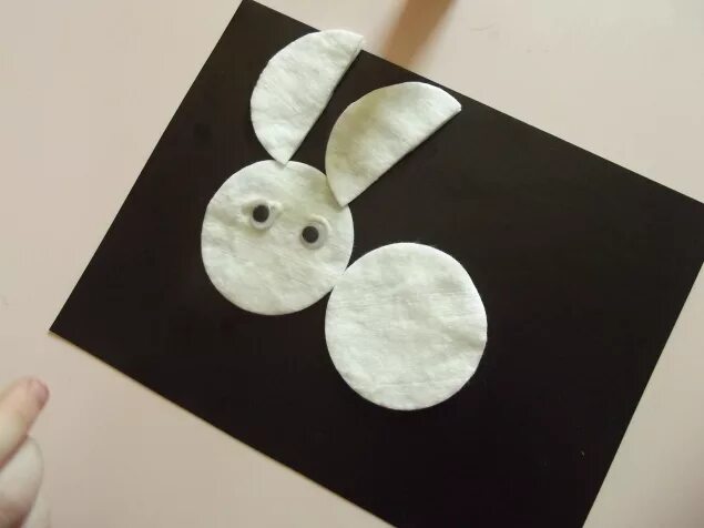 Зайчик из ватных дисков. Поделка зайчик из ватных дисков. заяц из ватных дисков аппликация. зайчик из ватного диска. зайчик из ватных дисков старшая группа.