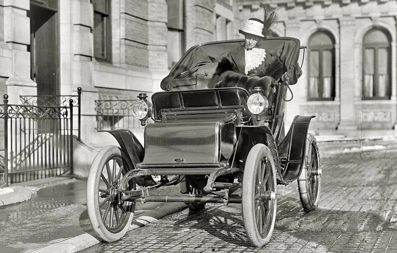 Первые серийные автомобили. Автомобиль Форд 1910 года. Электромобиль Baker Electric 1908.