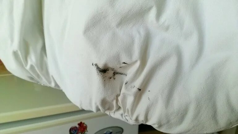 Следы от дезодоранта на одежде. Пятна от дезодоранта. Пятна от дезодоранта. Пятна от дезодоранта на черной одежде. Следы от дезодоранта на одежде.