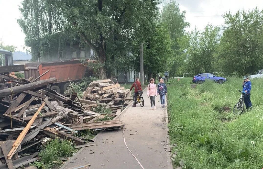 Дом стоял ничем не огороженный. Киров нововятский район. нововятск киров. дома под снос.