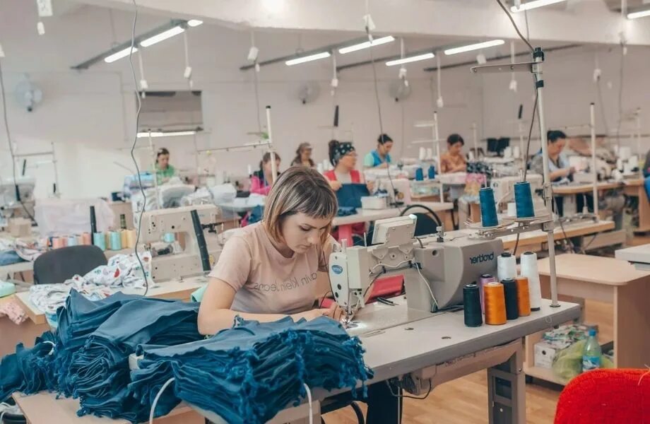 Швейный цех. Фабрика по пошиву одежды. Фабрика пошива одежды. Швейная промышленность. Швейные фабрики платье