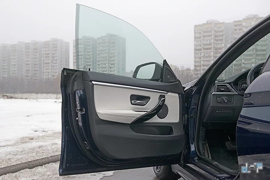 Auto door. Дверь автомобиля. Открытая дверь автомобиля. Безрамочная дверь авто. Автомобиль открытые двери.