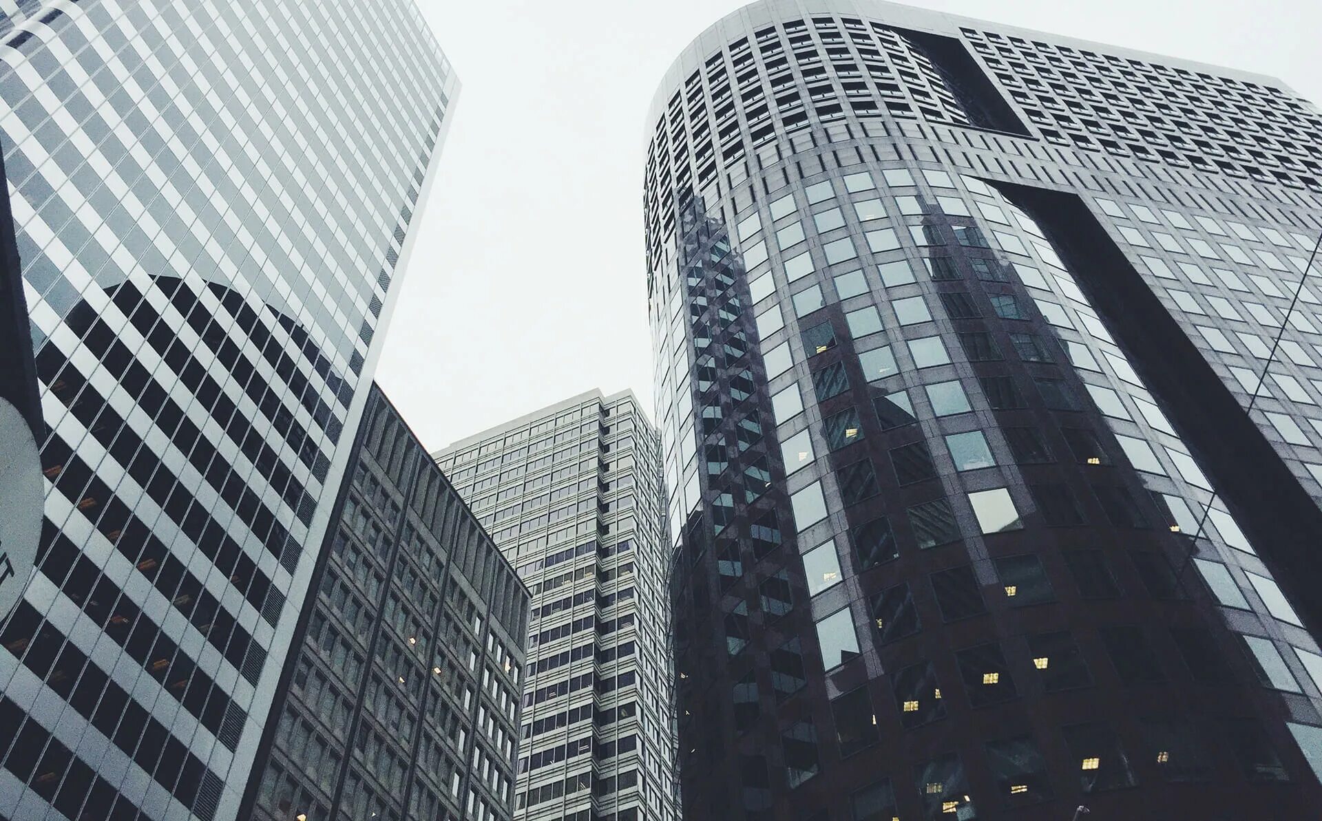 Дома в контейнерах с витражными окнами. Современные стеклянные здания. Private house project. While building. While building.