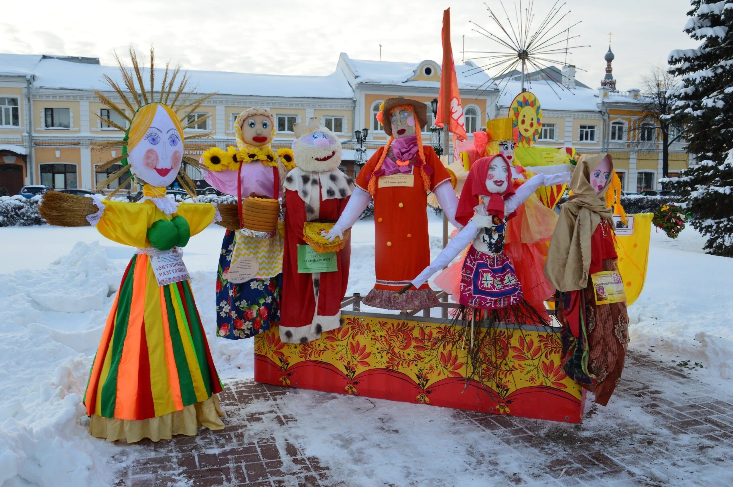 украшение для праздника масленица. народные гуляния «широкая масленица» в парке «берендеевка». праздник проводы зимы. костюм масленицы. украшение территории на масленицу.