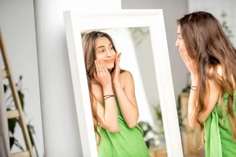 Девушка любуется в зеркало. She looked at in the mirror. Утренние бьюти-ошибки. She looked at in the mirror. Недовольство своим телом.