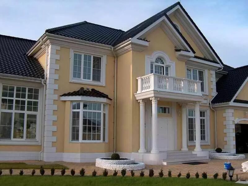 Красивый штукатурный фасад. Фасад дома штукатурка. Дом с фасадной штукатуркой. Какой фасад. Штукатурка фасада.