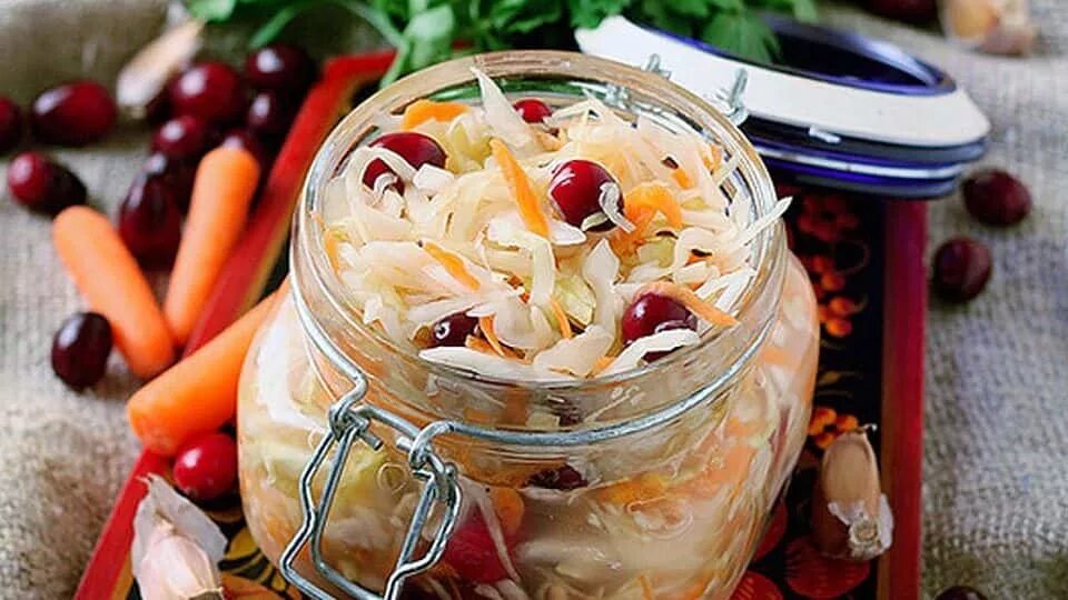 Квашена капуста на зиму. Капуста квашеная. квашеная капуста с клюквой. квашеная капуста быстрого приготовления. капуста с клюквой на зиму.