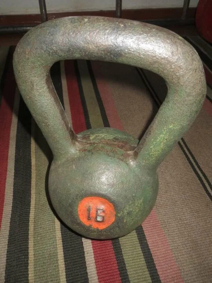 Гиря 16 кг СССР. Гиря Kettlebell 16 кг. Чугунная гиря 16 кг соревнования. Гиря 16 кг СССР С длиннойрчкой.