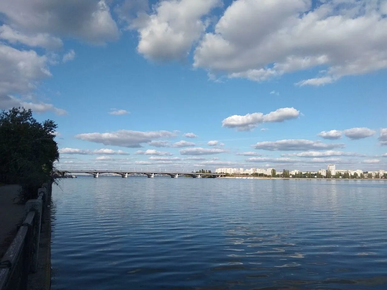 Короча водохранилище пляж. Водохранилище воронеж. Дома возле воронежского водохранилища. Берега водохранилища воронеж. Река воронеж это воронежское водохранилище.