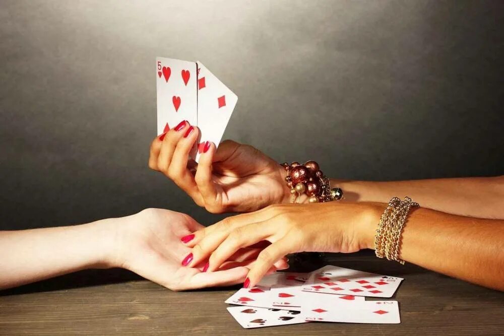 карты картинки гадать. гадалка с игральными картами. гадалка с картами. омгуру индийский пасьянс. расклад колоды карт.