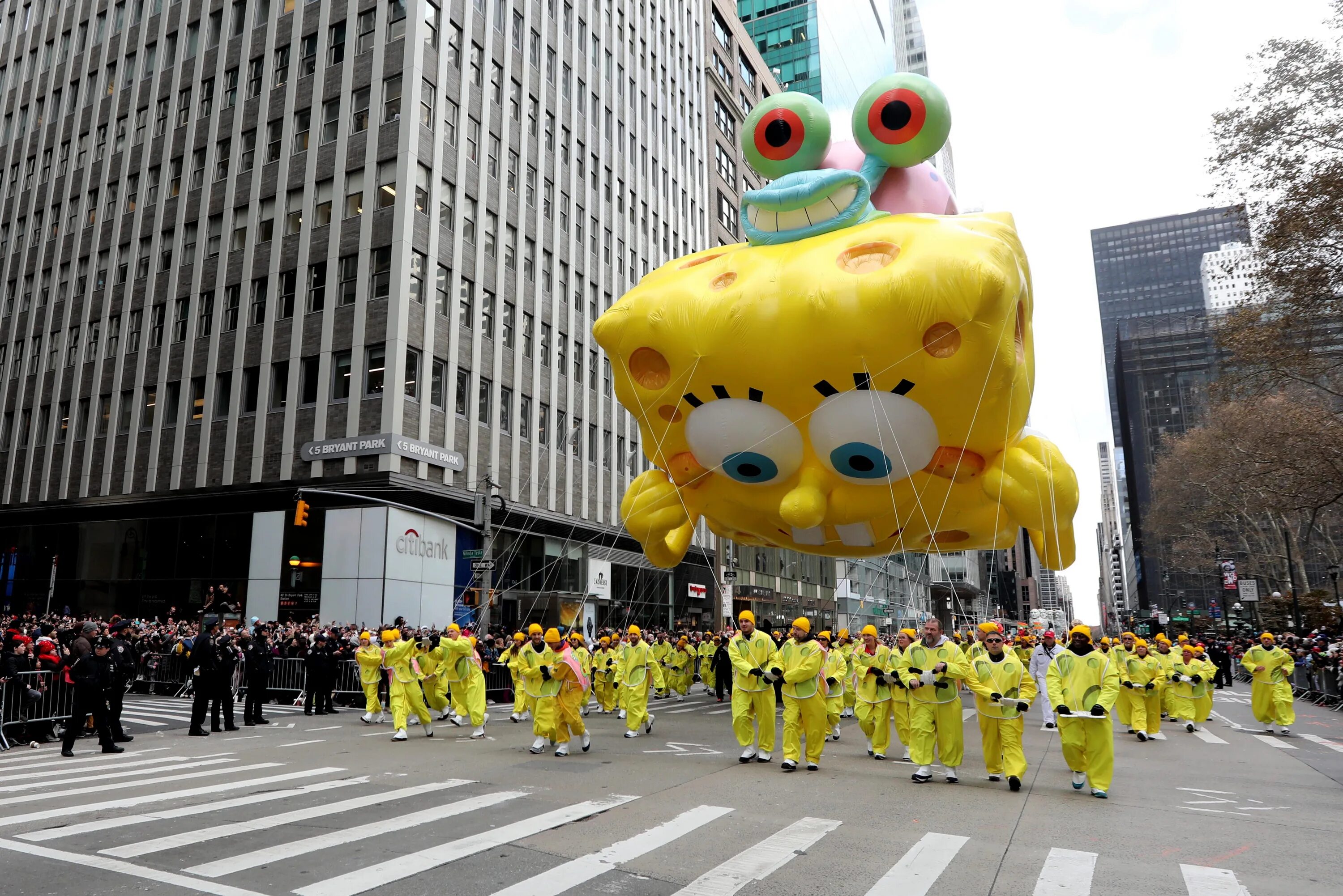 День благодарения в честь чего. День благодарения сша парад 2025. macy&#039;s thanksgiving parade 2025. macy’s устраивает парад.. парад интерьер.