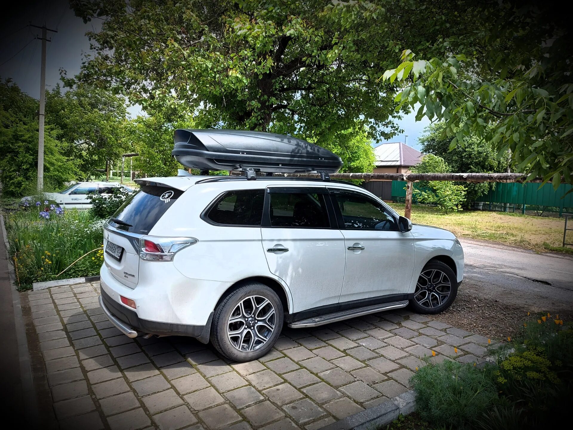 Крыша mitsubishi outlander. Митсубиси аутлендер и автобокс. автобокс mitsubishi outlander 3. автобокс на outlander 3. автобокс на mitsubishi outlander xl.