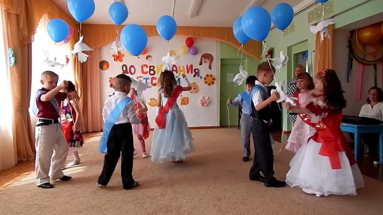 Выпускной вальс тройками в детском саду видео. Вальс на выпускной в детском саду. Вальс тройками на выпускной в детском саду. Танец первоклашки на выпускной в детском саду. Прощальный вальс в детском саду на выпускной.