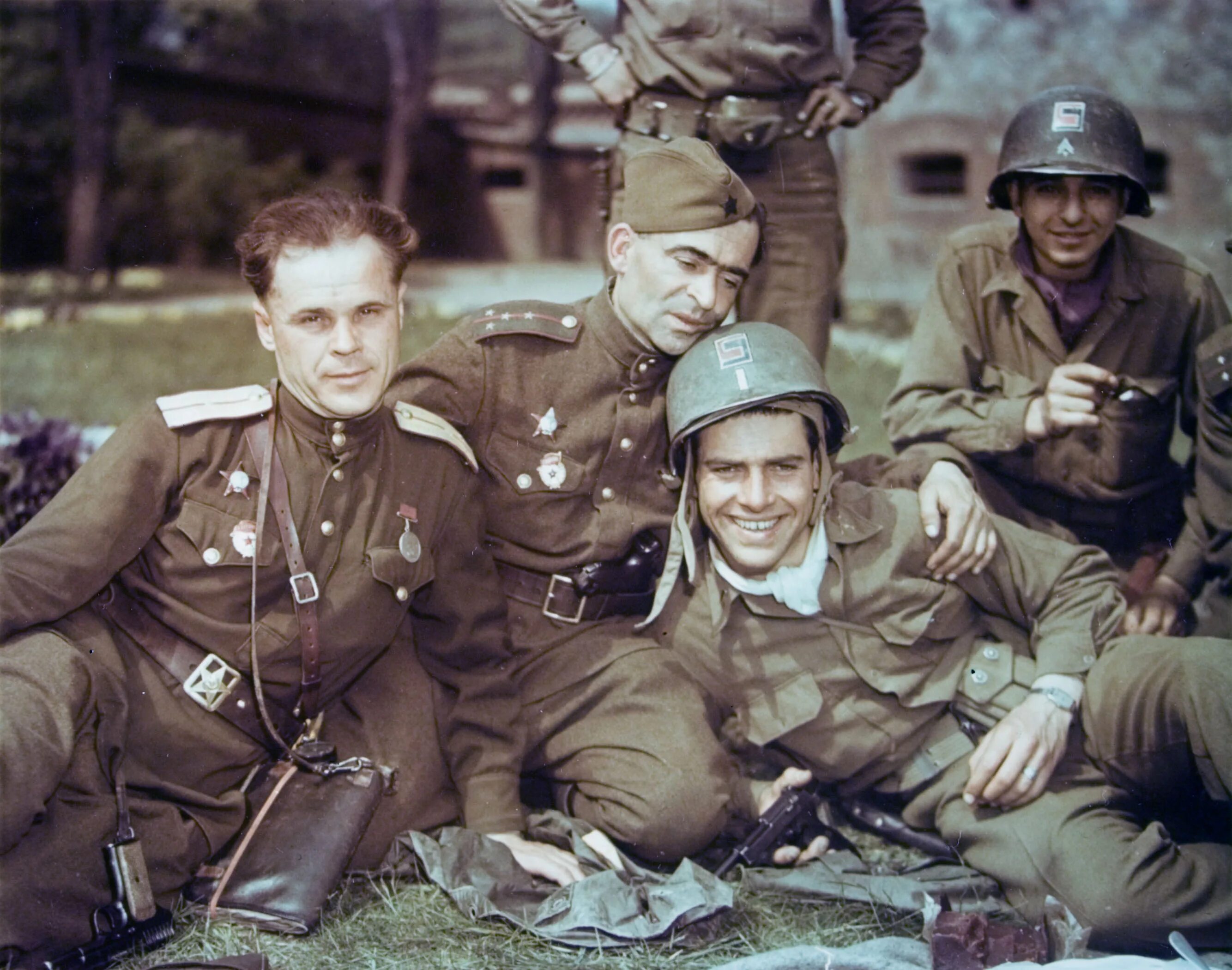 Русские военные времена. Встреча на Эльбе 1945. Эльба 1945. Встреча красной армии и войск союзников на Эльбе. Немцы солдаты 1941_1945 в цвете.