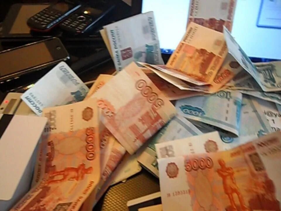 Большие деньги в руках. Много рублей. Деньги на столе. Деньги на столе рубли.