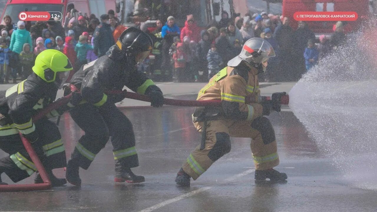 День пожарной охраны видео. Парад пожарных. Соревнования Пожарников. С днем пожарной охраны. День пожарного на Камче.