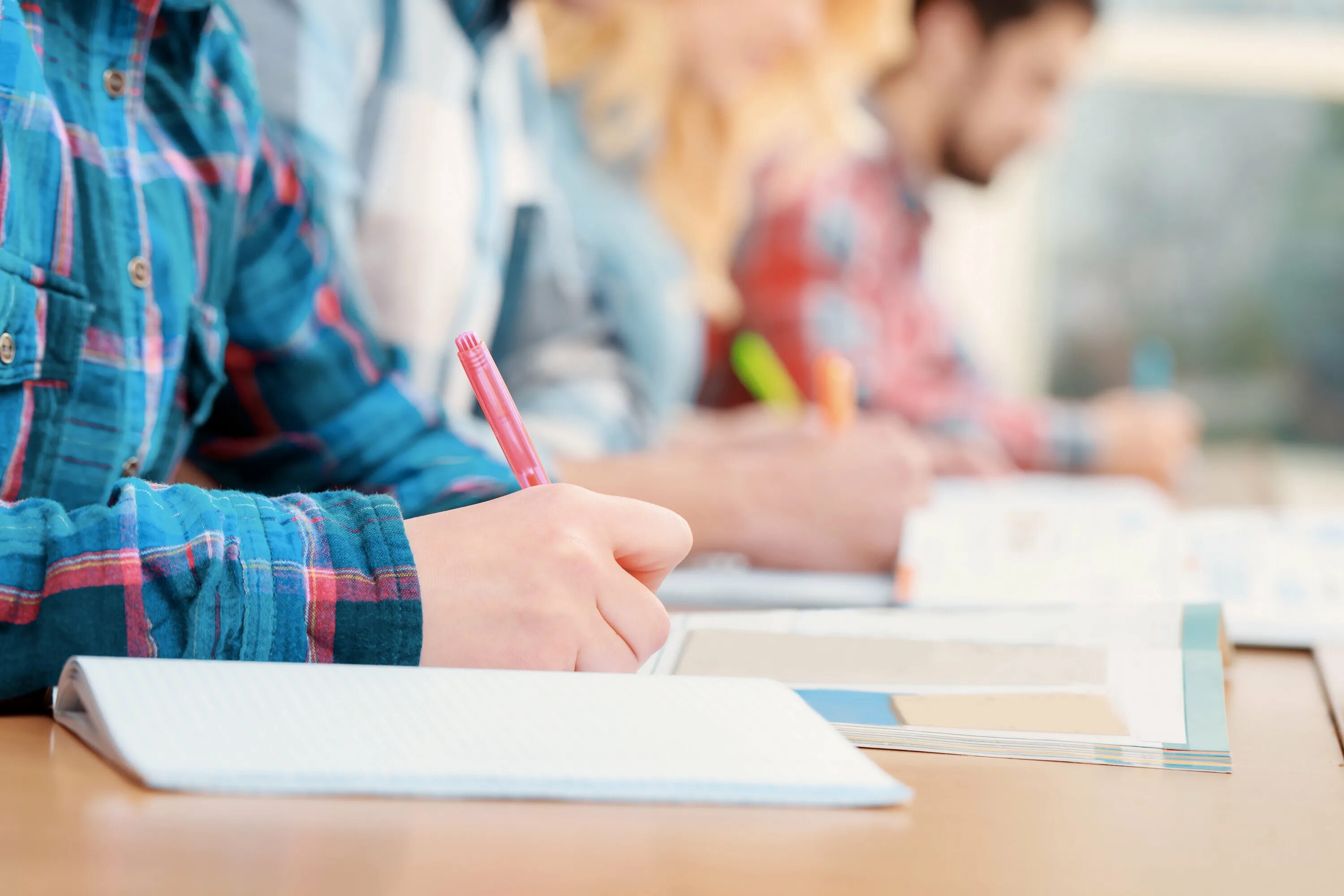 Examination student. Письменный экзамен. Студент пишет. Экзамен тестирование. Студенты пишут экзамен.