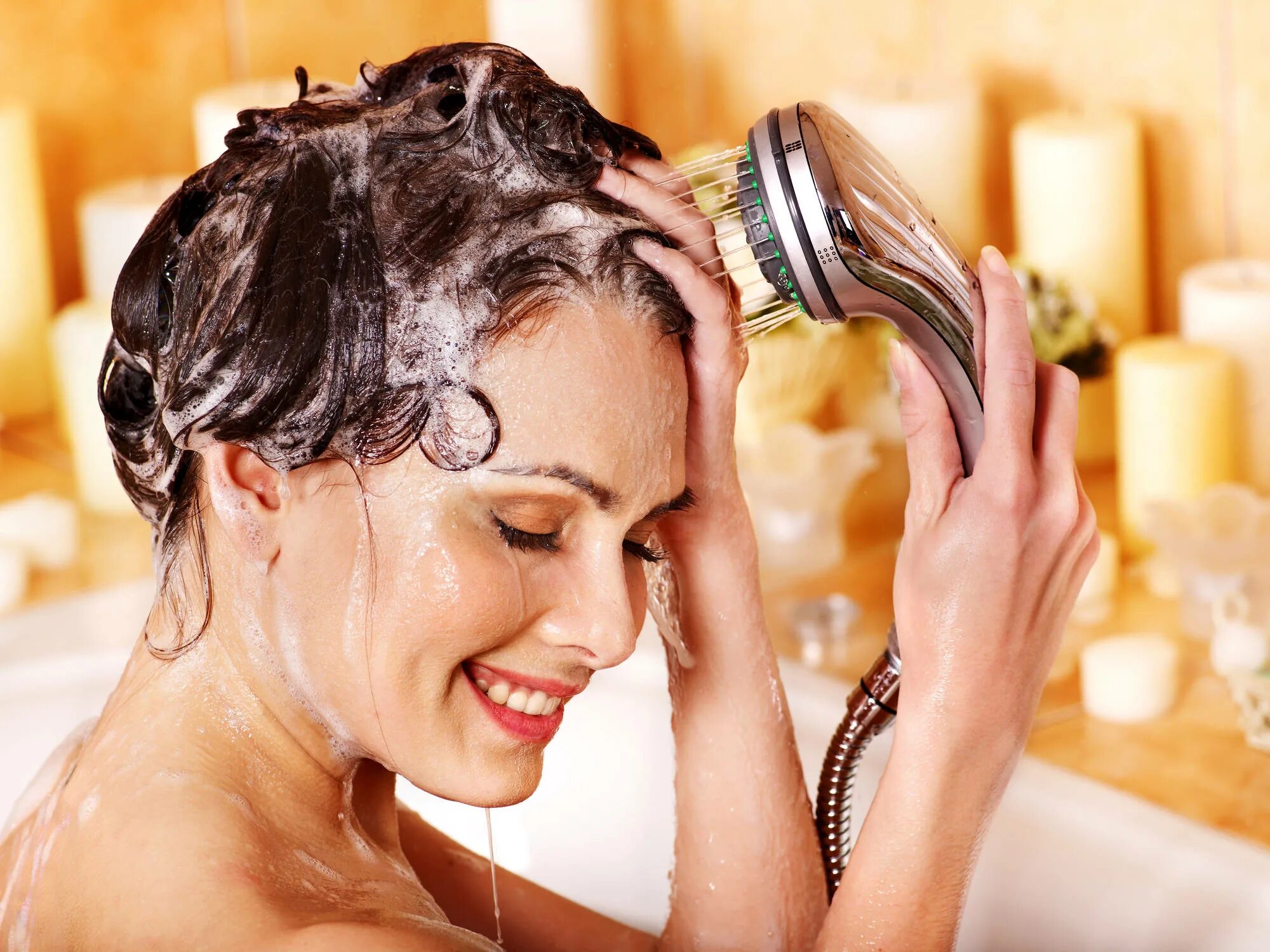 Когда нужно мыть голову. Мытье волос. Гигиена мытье волос. Мыть голову. Девушка моет голову.