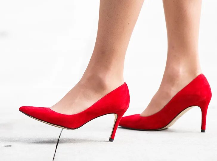 Красные туфли. Красные туфли лодочки. Девушка в красных туфлях. Красные туфли с ремешком.