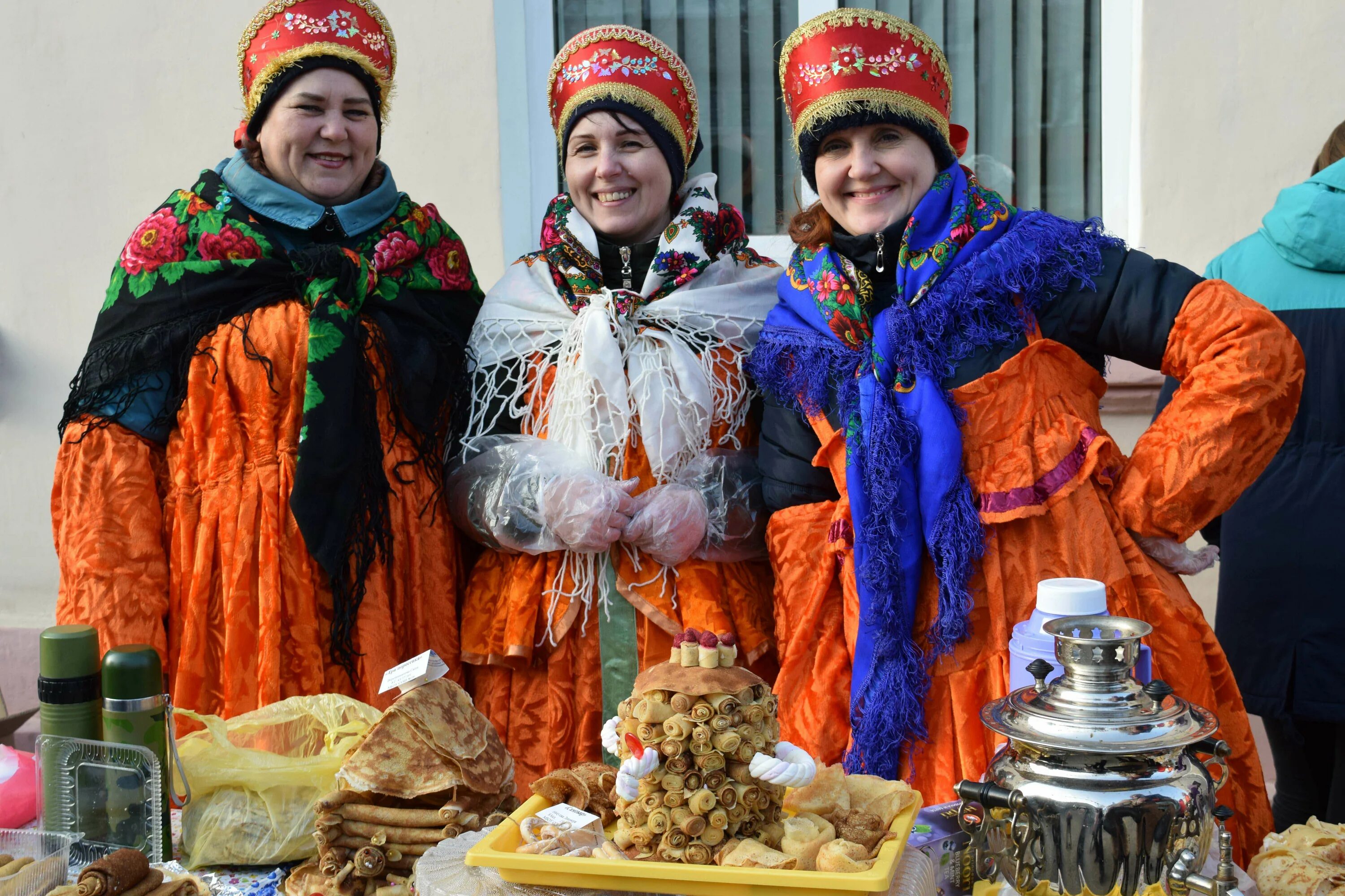 Масленица в люблино. Угощения на Масленицу. Масленица в Украине. Армянский праздник Масленица. Масленица на Украине традиции.