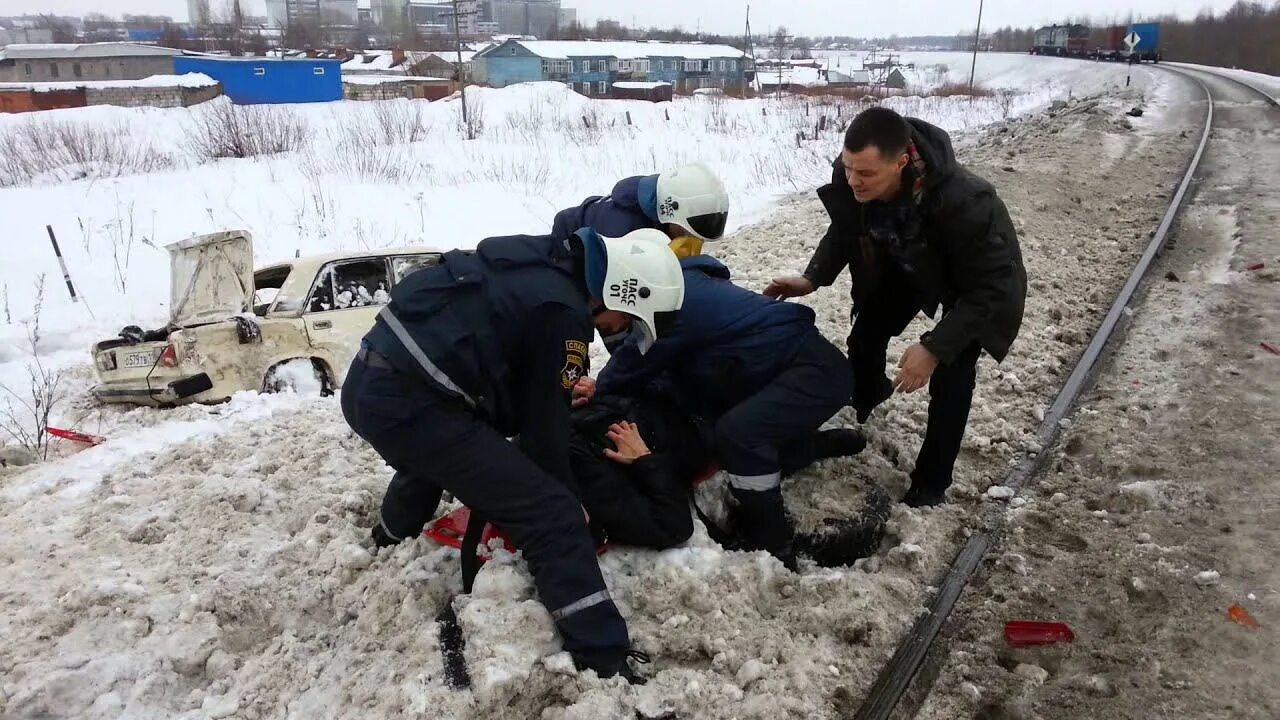 Авария на переезде вчера. Переезд. Авария на переезде в ярославской области