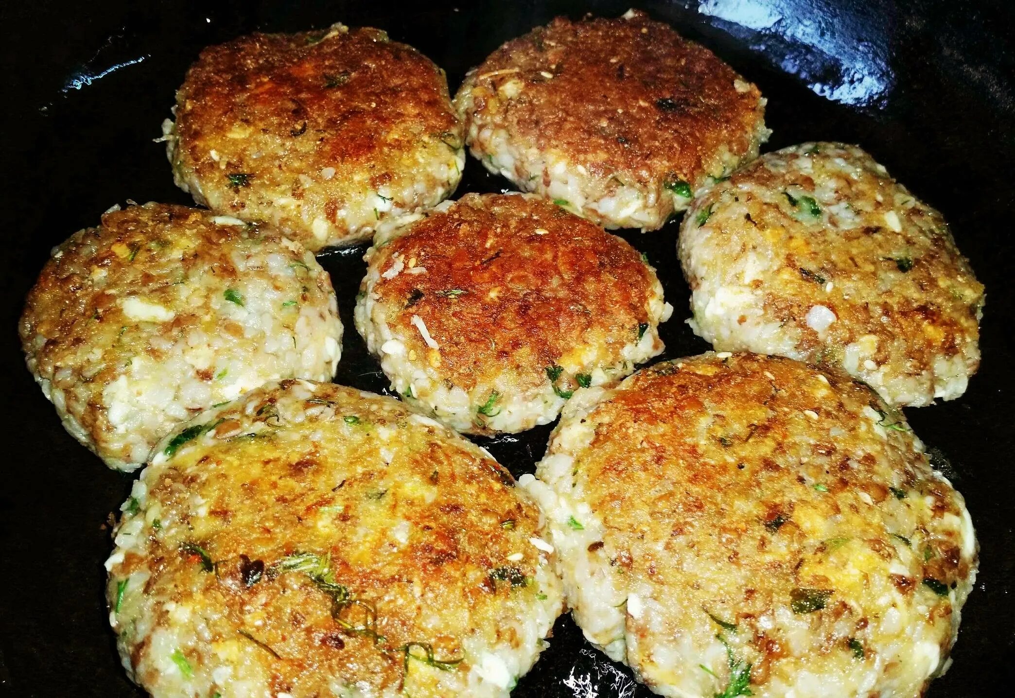 Рецепт котлет с картошкой и фаршем. Котлеты из картошки и фарша. котлеты из картошки и гречки. котлеты с тертой картошкой. котлеты с картошкой и фаршем.