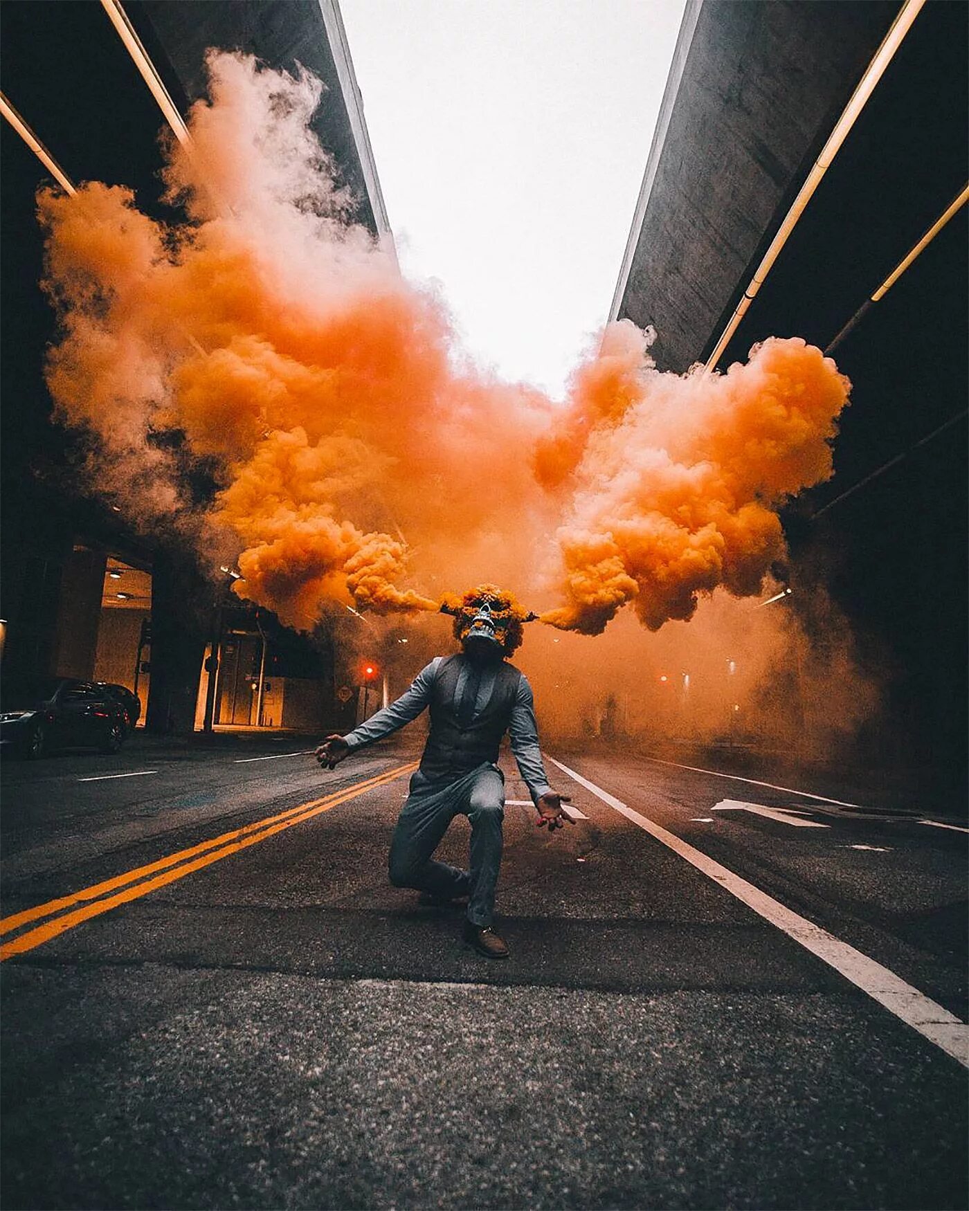 Самого крутого человека. Человек в дыму. Разноцветный дым. Фотосессия с дымом. Фаеры дымовые.