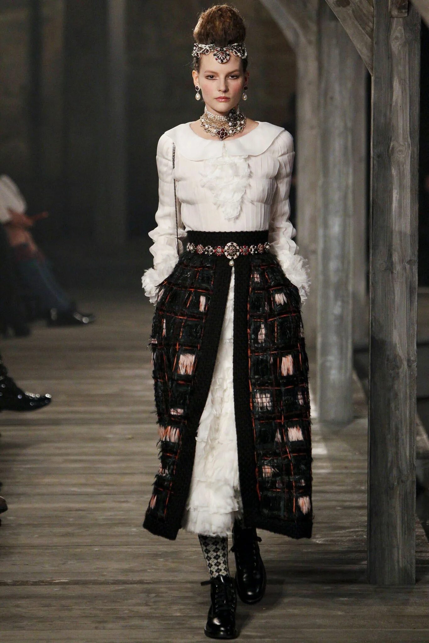 Chanel metiers d'Art осень-зима 2013-2014. Коллекция Alexander MCQUEEN pre-Fall 2013. Ренессанс показ Шанель 2013. Collections collections 2013