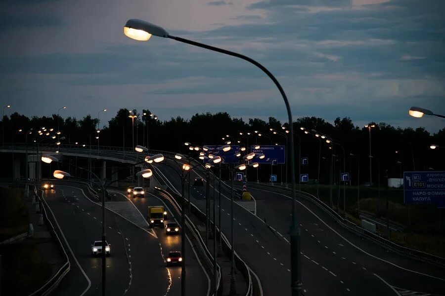 Освещение городских дорог. Освещение дорог. уличное освещение. освещение на дороге. уличное освещение дорог.