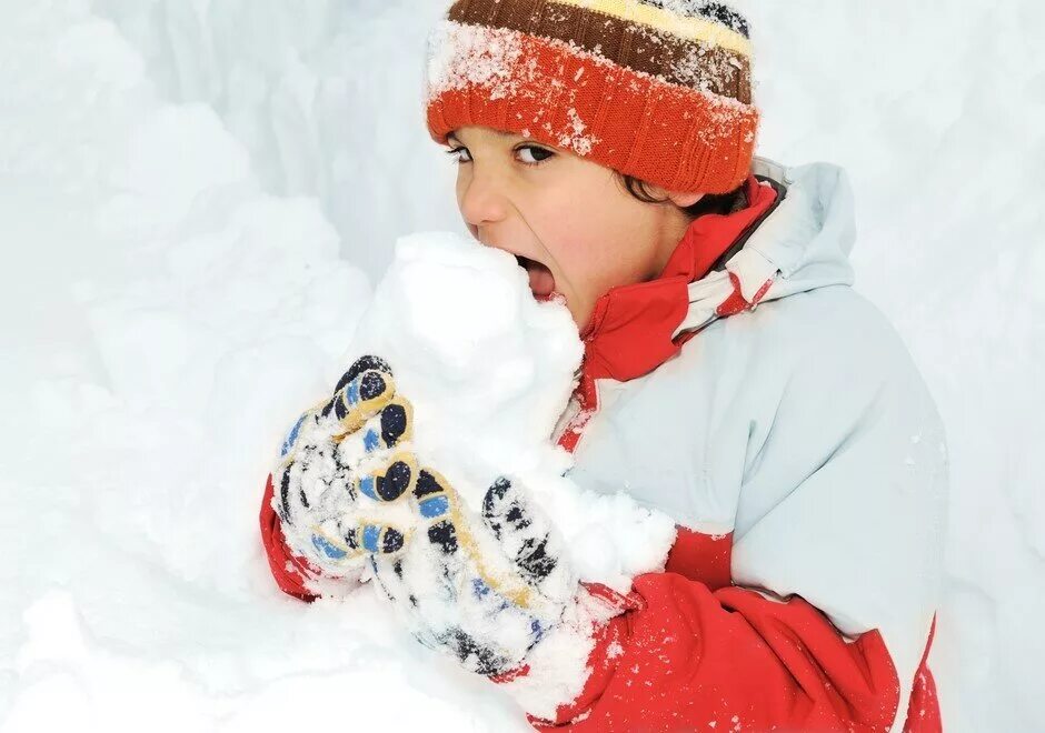 Помощь снежку. Зима для детей. Кушать снег. Дети в снегу. Дети зимой сосульки.