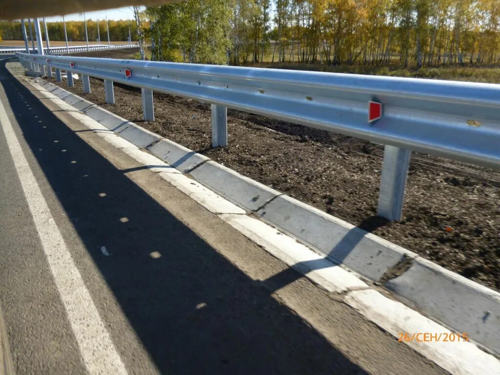 6. Водосборный лоток вдоль дороги. Ливневая решетка автодор. Лотки прикромочные б1 на мосту. Ливневая канализация aco.