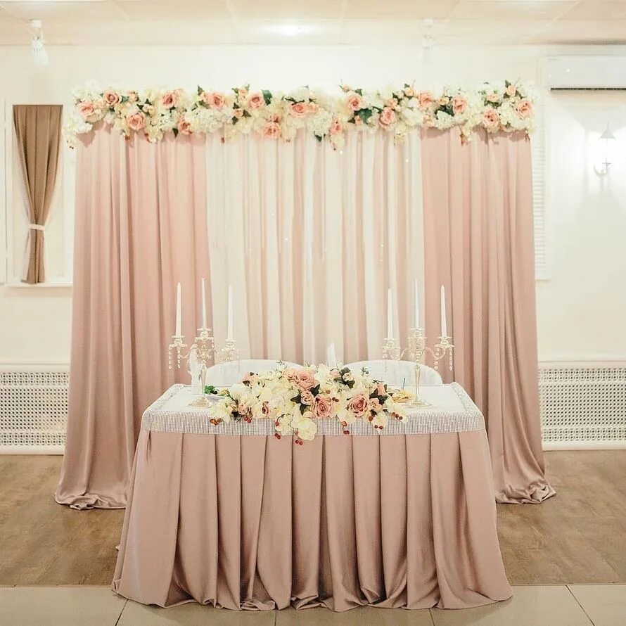 Украшение свадебного стола жениха и невесты. Президиум на свадьбу 2024. Украшение свадебного стола. Свадебный президиум. Президиум на свадьбу 2024.