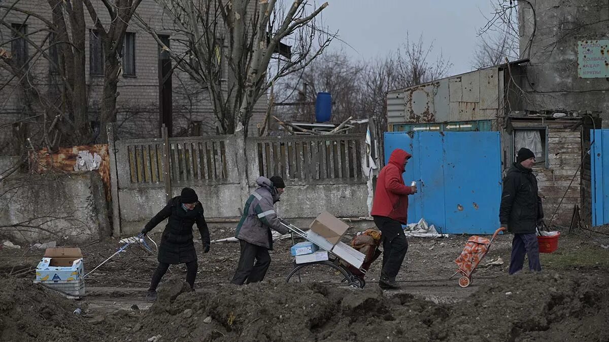 Украинские мирные жители. Украинские военные в женской одежде. Мариуполь мирные жители. Украинцы прикрываются мирными жителями.