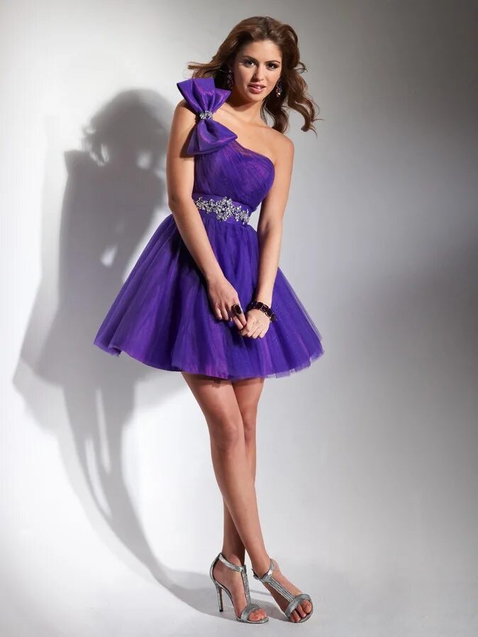 Картинки платьев короткие. Фиолетовое платье на выпускной. Платье вечернее короткое. Фиолетовое платье вечернее короткое. Девушка в платье.