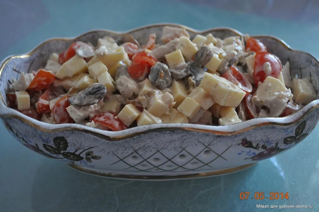 Салат с филе грибами сыром. Салат с курицей и грибами. салат с курицей шампиньонами и помидорами. салат с маринованными грибами помидорами и сыром. салат с копченой курицей грибами и помидорами.