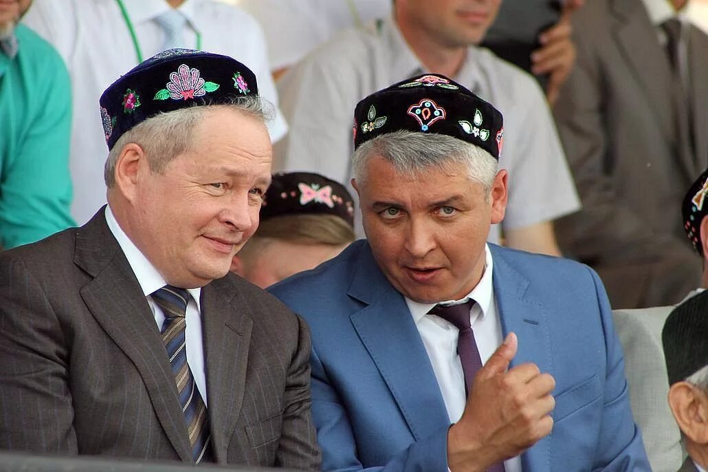 мужчина в тюбетейке. тюбетейка на голове. тюбетейка казанских татар. тюбетейка на голове. тюбетейка на голове.