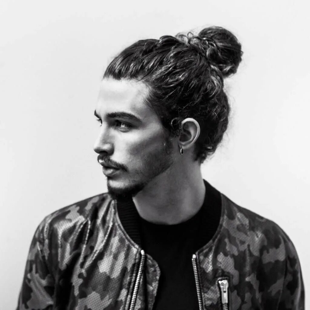 Bun прическа мужская Trendy Man Bun Fade Hairstyles for Curly Hair