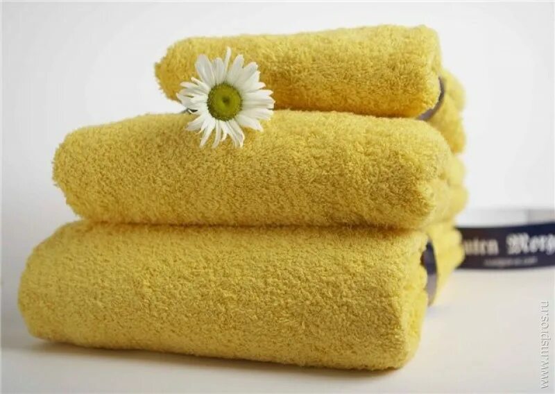 Махровые изделия. Красиво сложенные полотенца. Желтое полотенце. Полотенце ворсистое банное. Как выглядит полотенце