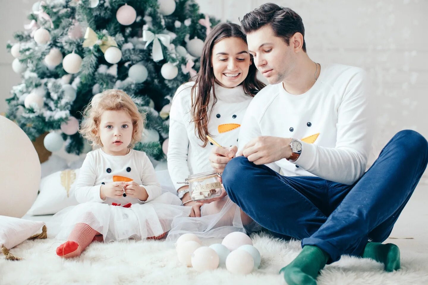 Now family. новогодняя фотосессия в студии. Now family. новогодняя семейная фотосессия в студии. новый год семья.