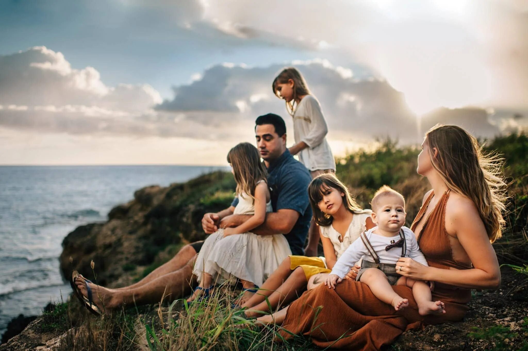 Family natural. Портрет счастливой семьи. Счастливая семья на море. Фотосессия большой семьи. Семейная фотосессия на море.