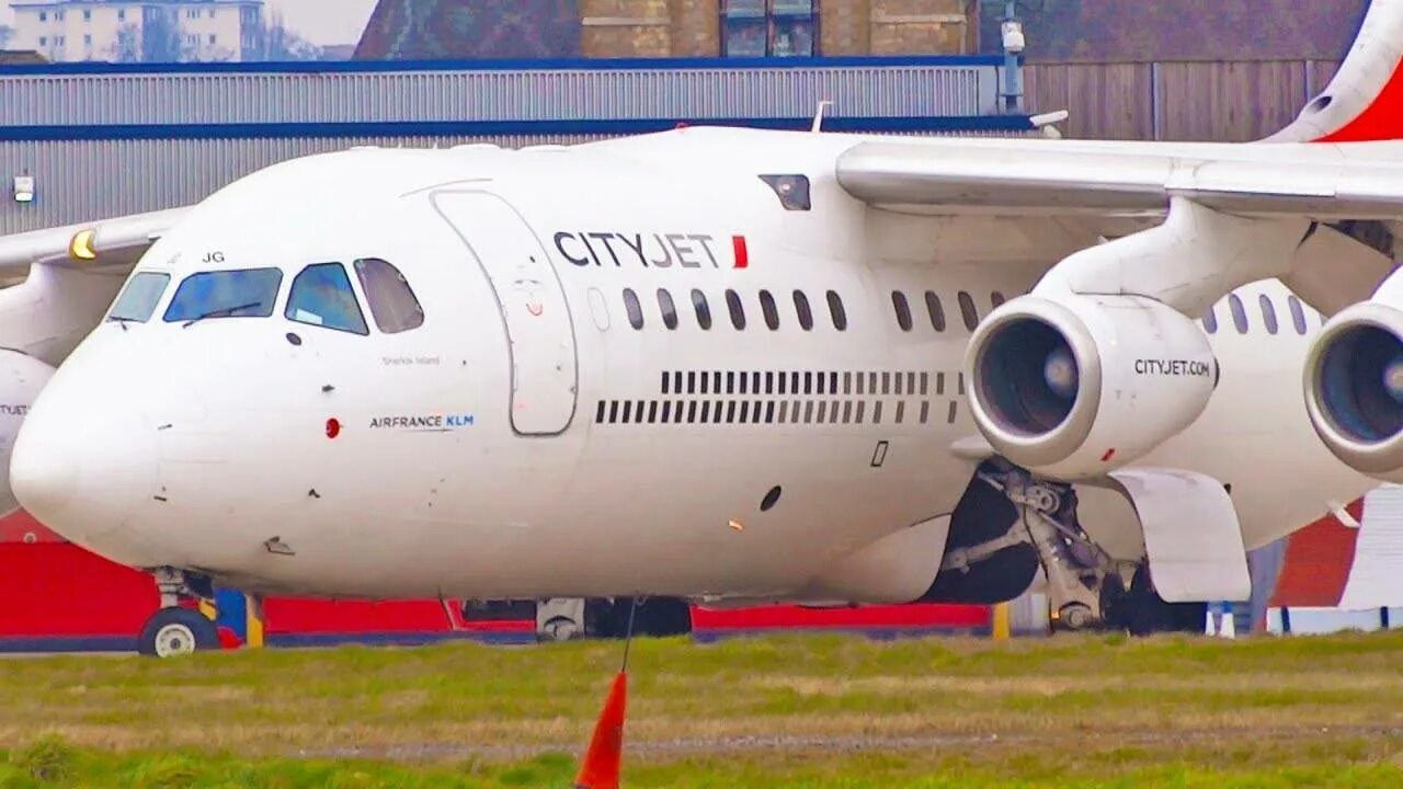 Эйр г. Самолет RG 85. Avro rj85 самолет. CITYJET самолеты. Avro rj85 Турция.