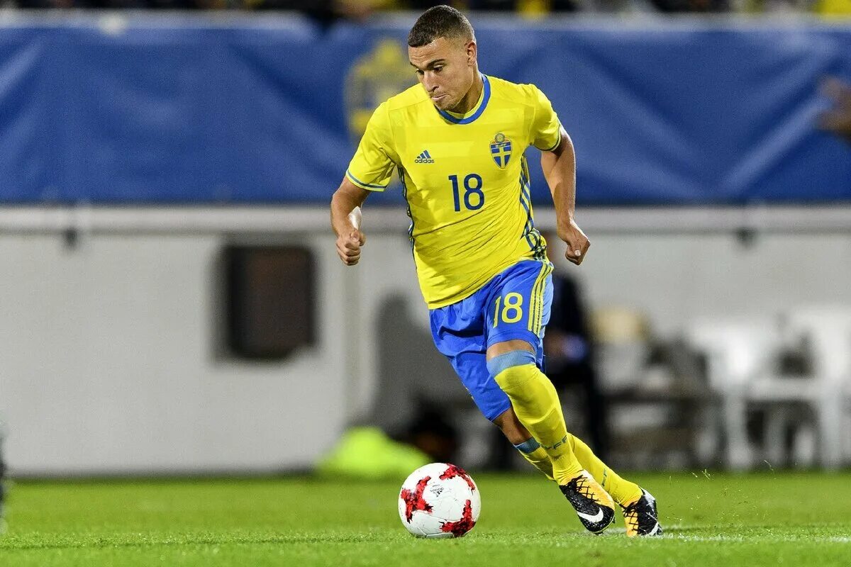 Футболисты сборной швеции. Сборная швеции по футболу. Сборная швеции по футболу 2001. Ларсон шведский футболист. Сборная швеции по футболу 2022.